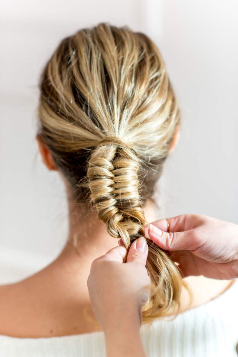 красивая и легкая прическа в школу. группа золотые косы аша. фон для канзаши сзади волосы косы. прически доч девочкк на 8марта. восьмерка волосами.