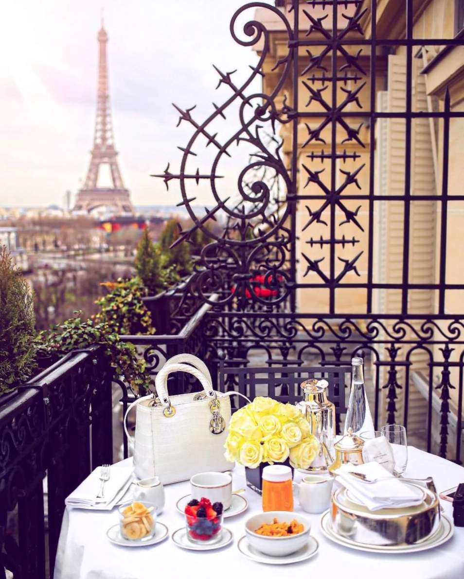 романтическая фотосессия в париже. париж кафе эйфелева башня. романтический ужин в париже. романтические места. романтический париж.